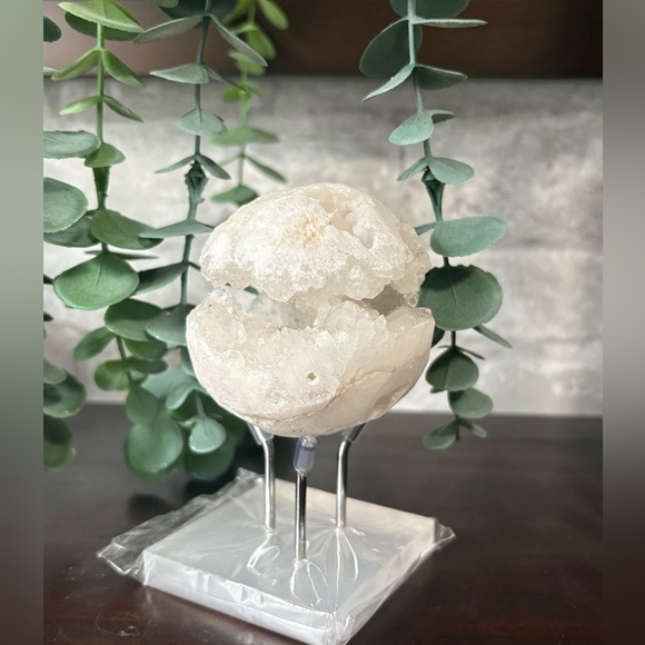 Other - Moroccan geode crystal sphere - beautiful and shiny geode with stand